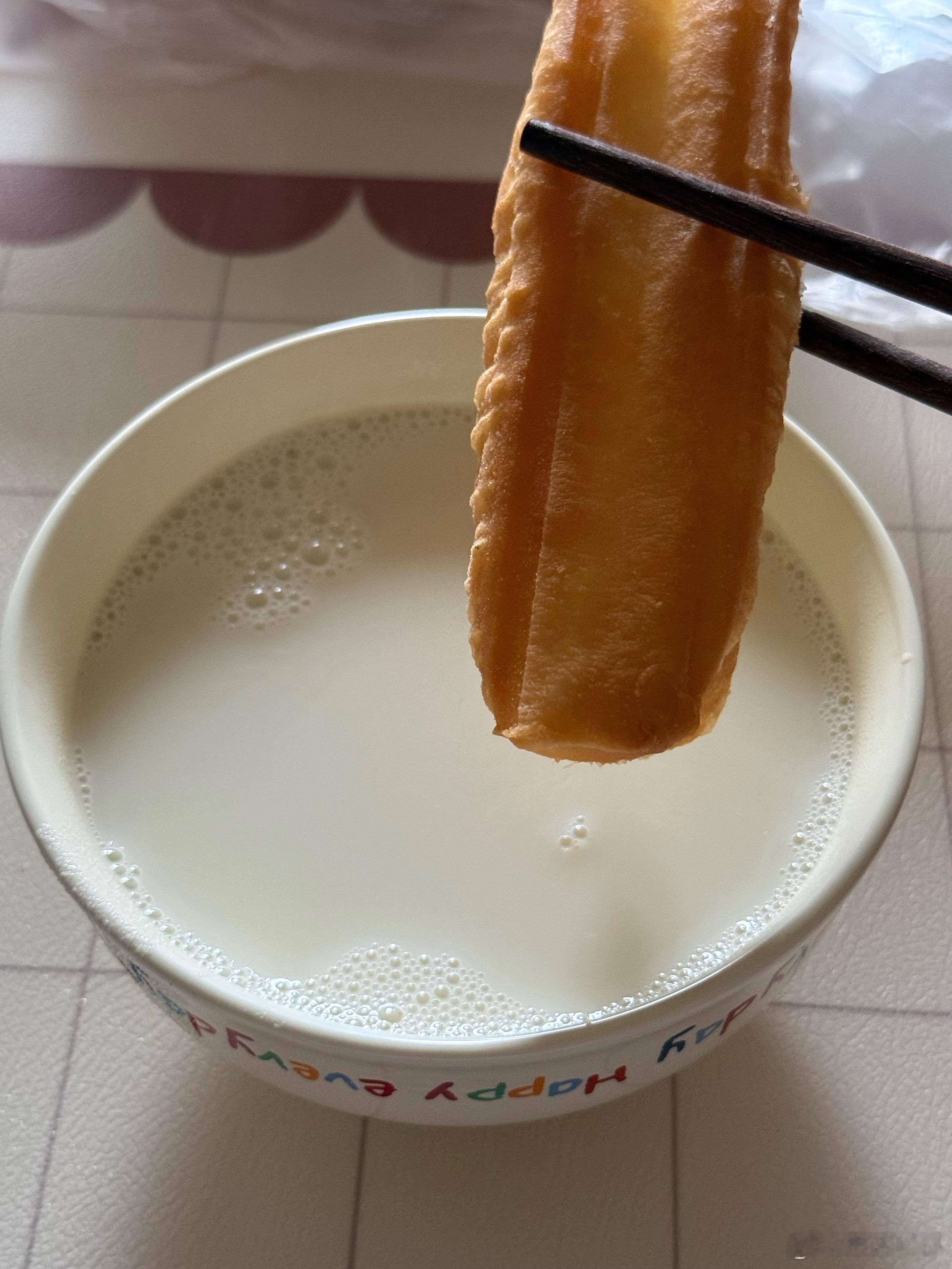 今日早餐：豆浆油条，是不是全国都是油条配豆浆吃[doge]​​​