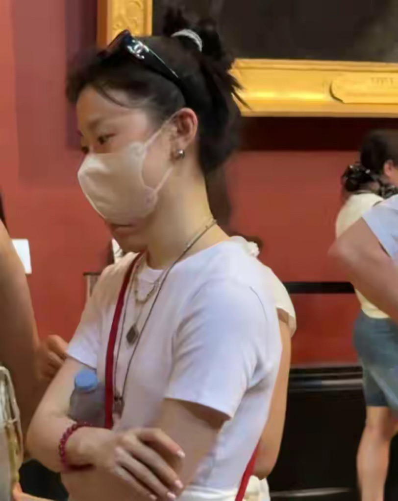 单依纯巴黎看展，素颜清纯显小，身高162腿粗壮，与红毯判若两人