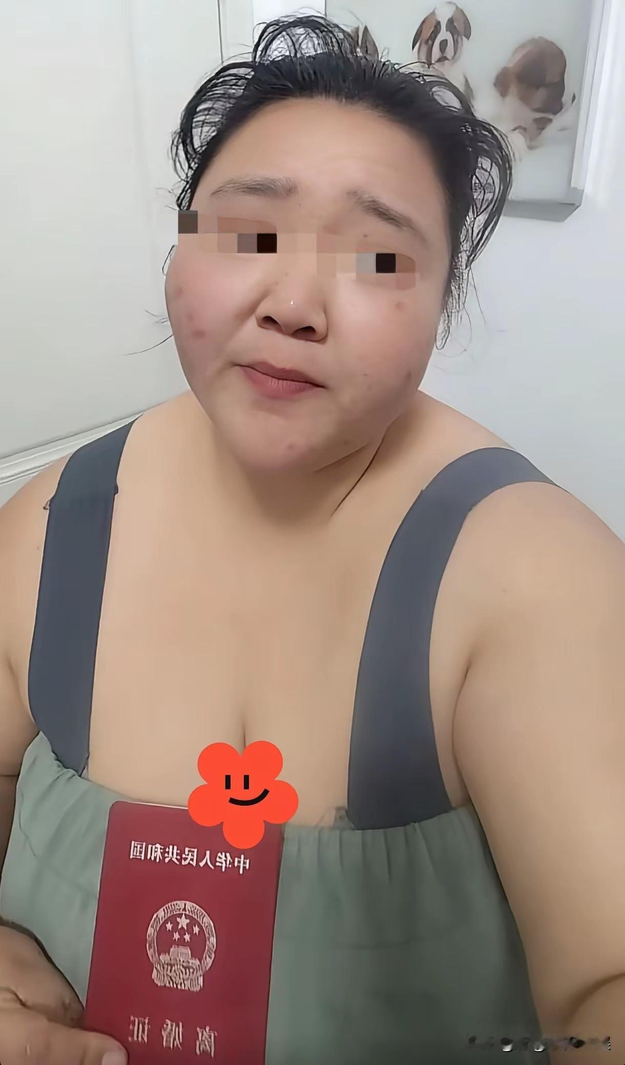 严重怀疑有广告嫌疑！这位女孩晒自己离婚证，但是离婚归离婚，你不能把衣服穿上吗？