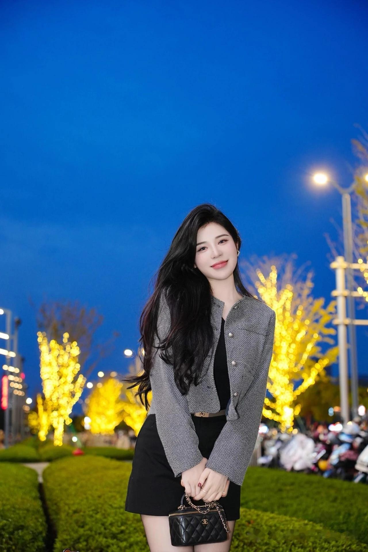 颜值cos:素灰半掩墨色裙，履尖轻点未成诗