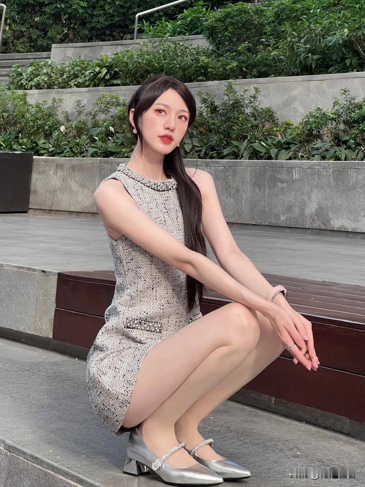 超修身的连衣裙，再搭配一双银色短跟鞋，美美哒！