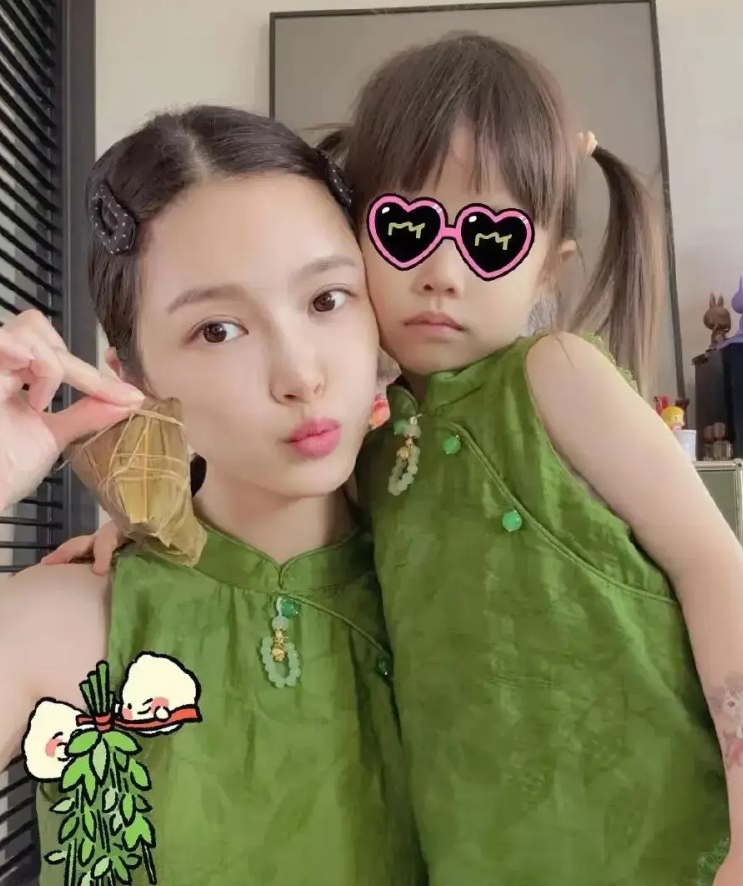 王灿母女穿粽子衣拍照4岁小蛋饺可爱出镜