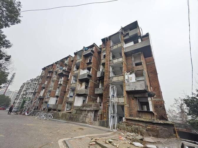 青岛老破小原地重生记：湛山街道打响第一枪，业主自掏百万换新楼是馅饼还是陷阱？