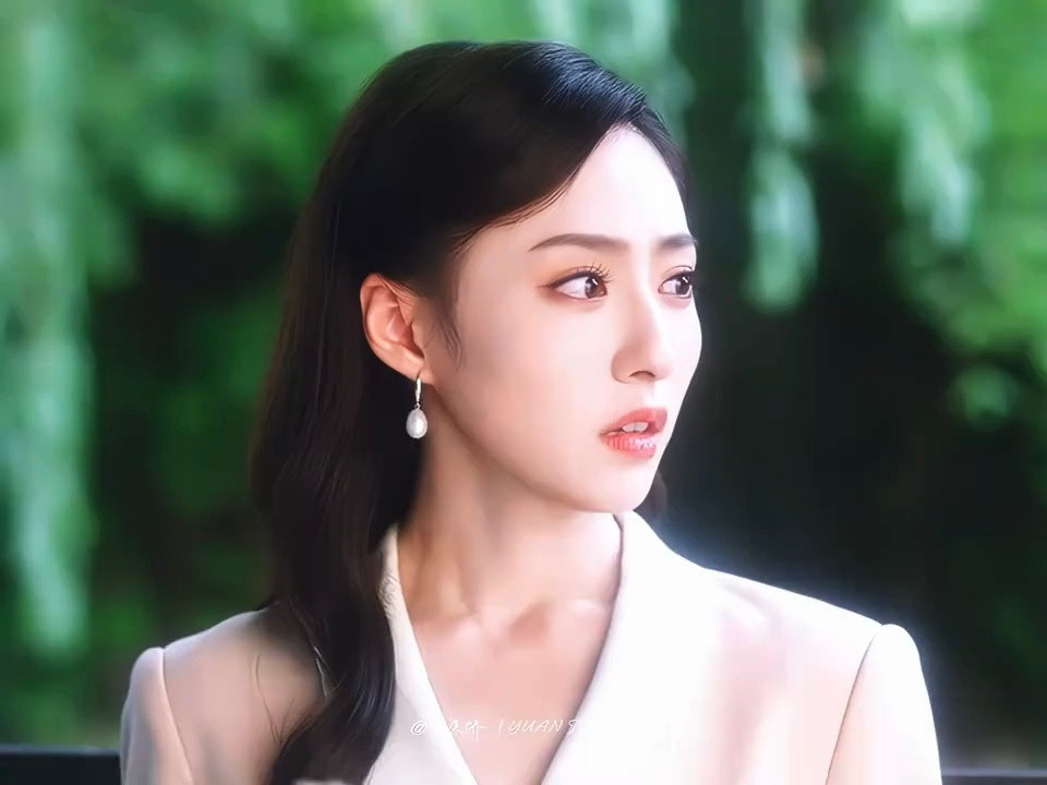 跟你们不懂胡连馨在有港回信里有多美的人无话可说了完全骄矜可爱大小姐来的，白月光般