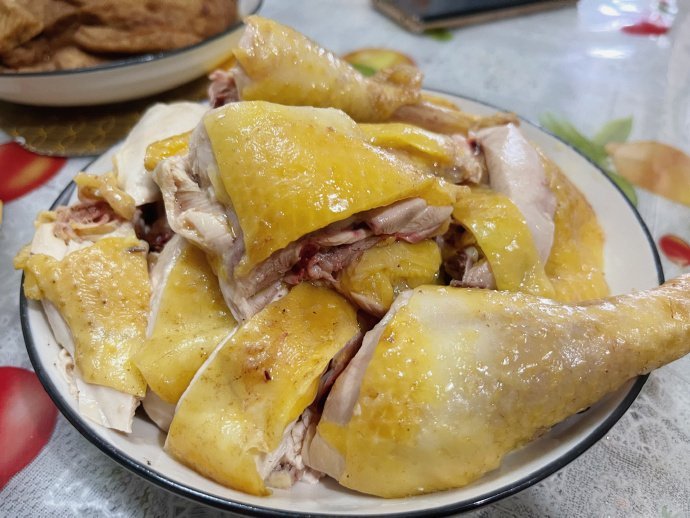 宁波过年味蕾记忆之白斩鸡每年年前家里的长辈就会去山上买土鸡回来等着过年吃。一道白