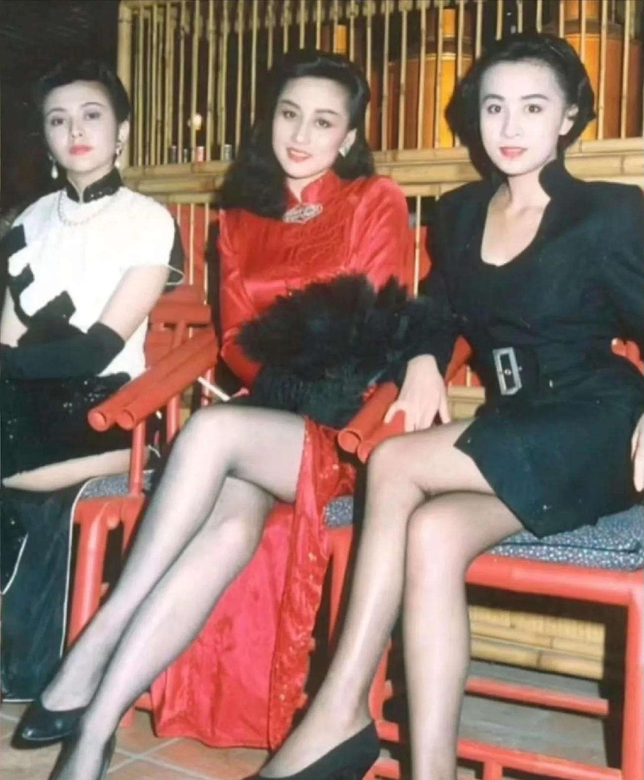 利智、关之琳、刘嘉玲的老照片曝光，无美颜滤镜，妆容简约却风情十足，穿搭更是出众。