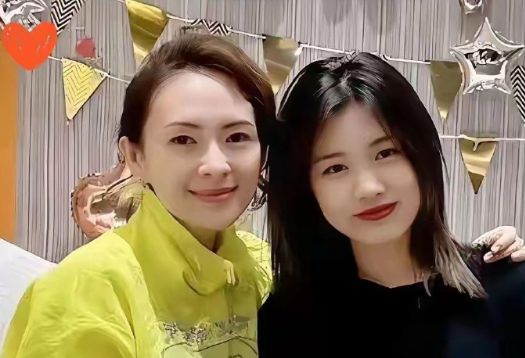 郭晶晶的大女儿霍中妍，完全遗传了奶奶朱玲玲的“港姐基因”，祖孙五官长得太像了！而