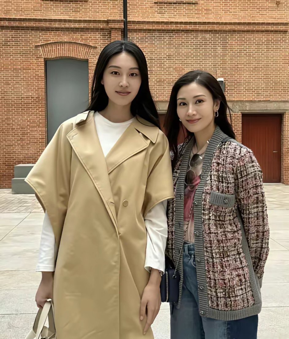 都说李嘉欣美艳的不可方物，五官精致挑不出毛病，可当她站在这一位美女旁边同框合影时