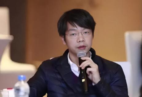 他是京东001号员工，名叫张奇，当年刘强东在中关村卖碟片的时候，张奇就是刘强东招