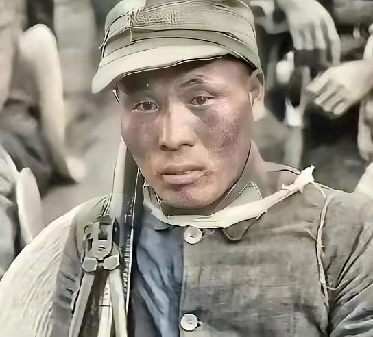1945年，机枪手曾岳峰跟战友走散后，碰巧遇上了一百多个日军正在吃饭。当时敌人人
