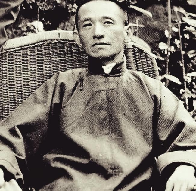 1948年，陈布雷劝老蒋不能只拍苍蝇要打老虎。老蒋听出是指孔宋。反讥道：听说你女