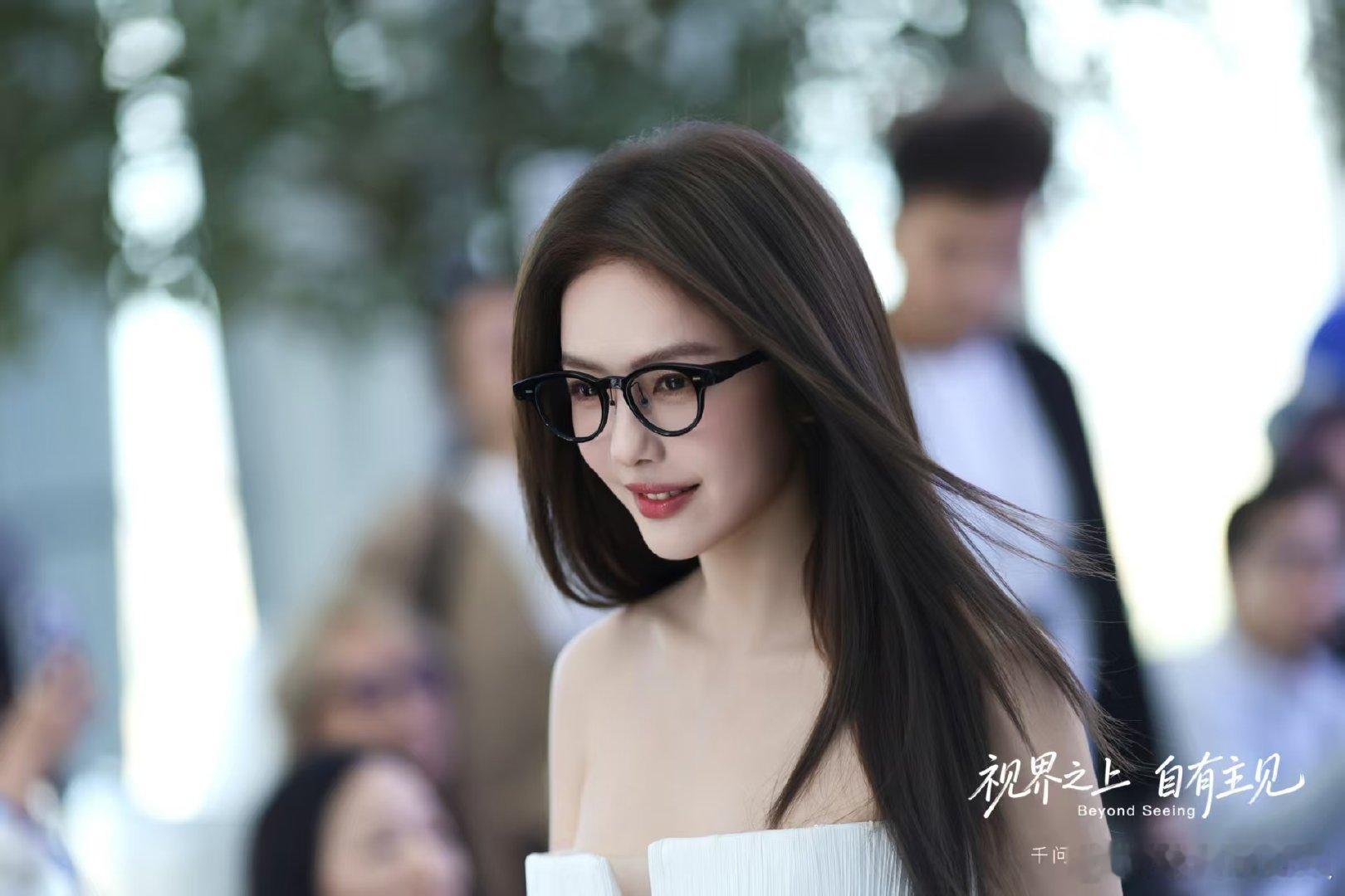 大女主的安全感来源社恐大女主出门零局促，千问AI眼镜扫码比价、场景查询一扫即出，