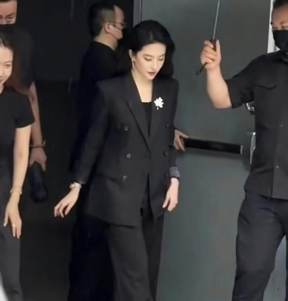 刘亦菲还是太权威了8月18日下午，许久不见的刘亦菲终于公开露面，路透图一经