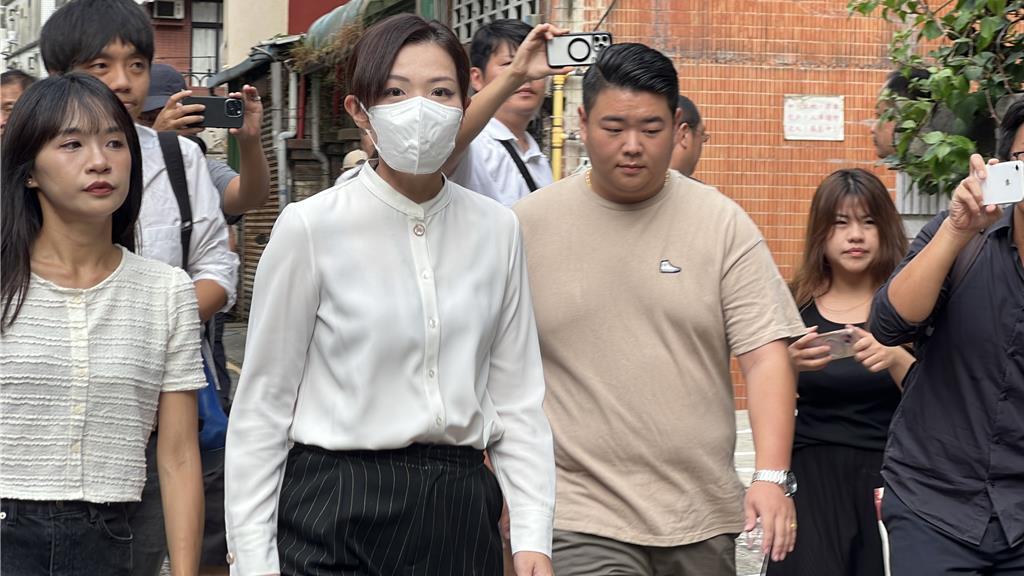 高虹安在一群人的簇拥下，步行朝着柯文哲家走去。有媒体提高音量询问她，此行是不是专