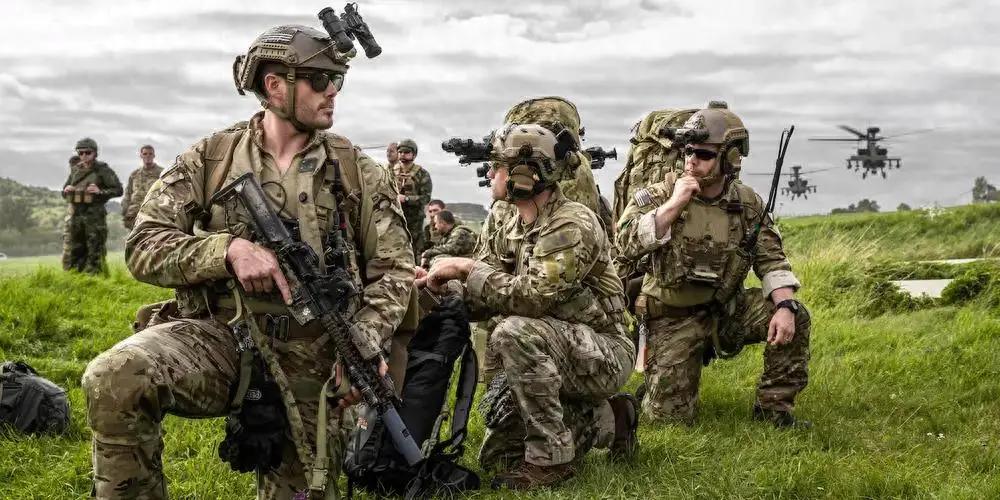 轻轻地他走了，正如他轻轻地来，挥一挥衣袖，不带走一片云彩。德国人派出的15人大