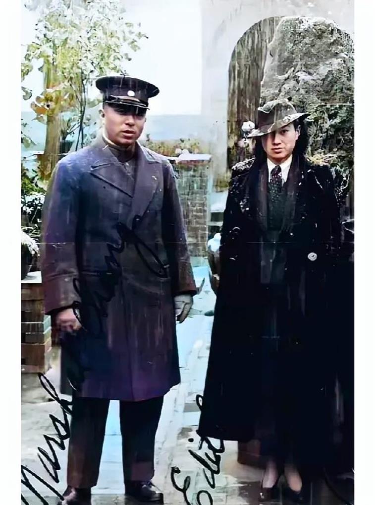 一张老照片，拍摄于1935年河南洛阳的冬天，大家看看在庭院的这两人是谁？原来这才