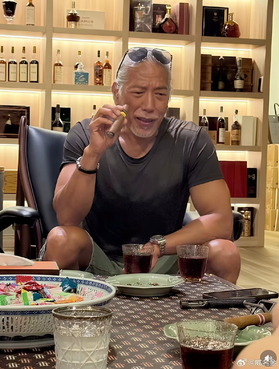 年轻的时候演的都是反派嚣张跋扈的，老了反而慈眉善目了​​​