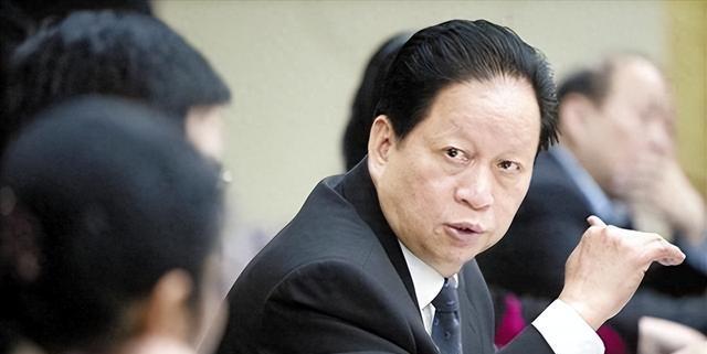 他曾任广东清远地委副书记，后任最高人民法院院长，享年81岁。当法治的曙光穿透