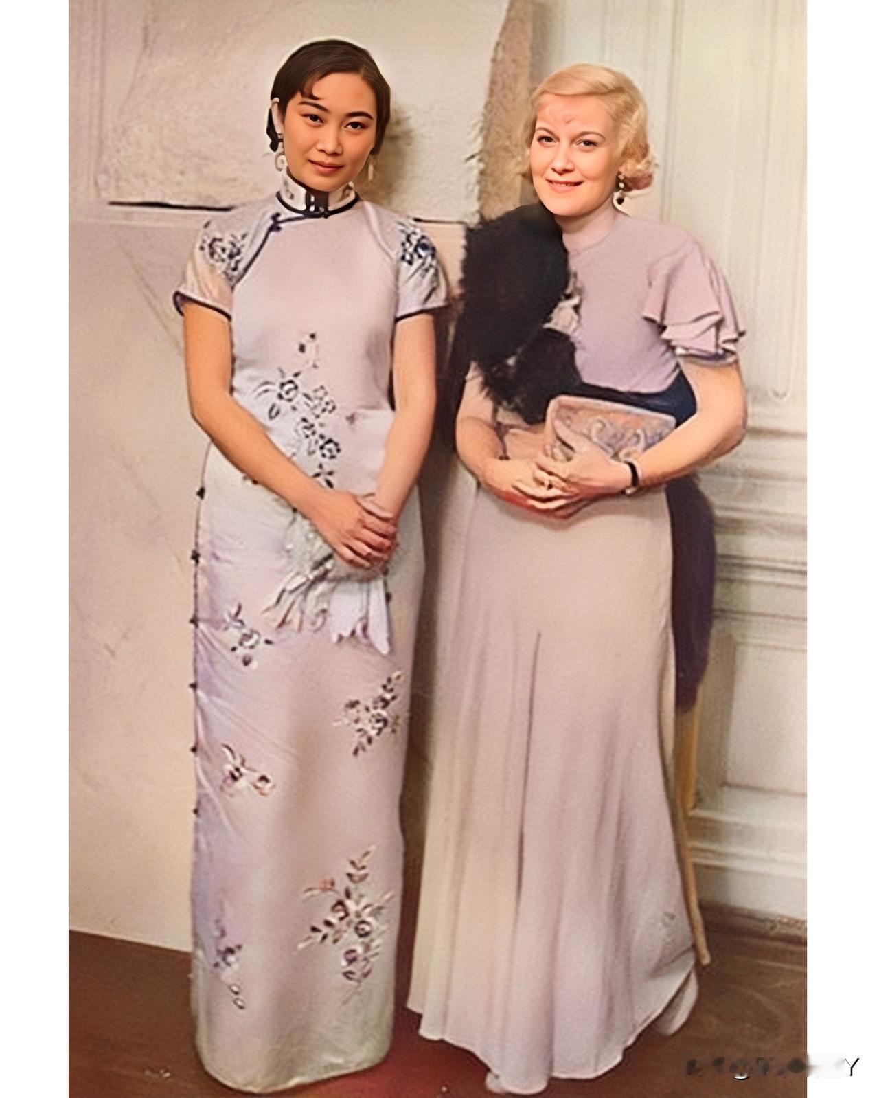 这是胡蝶在莫斯科与苏联电影明星奥格洛娃的一张合影老照片，拍摄于一九三五年。彼时胡