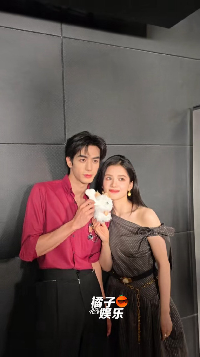 宋威龙张婧仪野狗骨头合照宋威龙张婧仪后台合照两人手持剧集道具合拍氛围感直接拉满