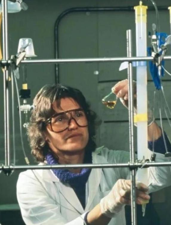 1996年，一名女科学家在试验时，不慎将两滴化学试剂滴在了橡胶手套上，她立刻摘下