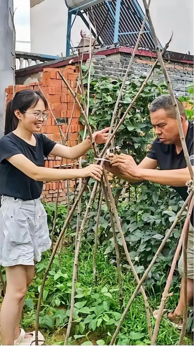 河南女孩雷甜甜10岁失去父亲，母亲选择离开，是双目失明的二叔，靠着摸地种地、捡废