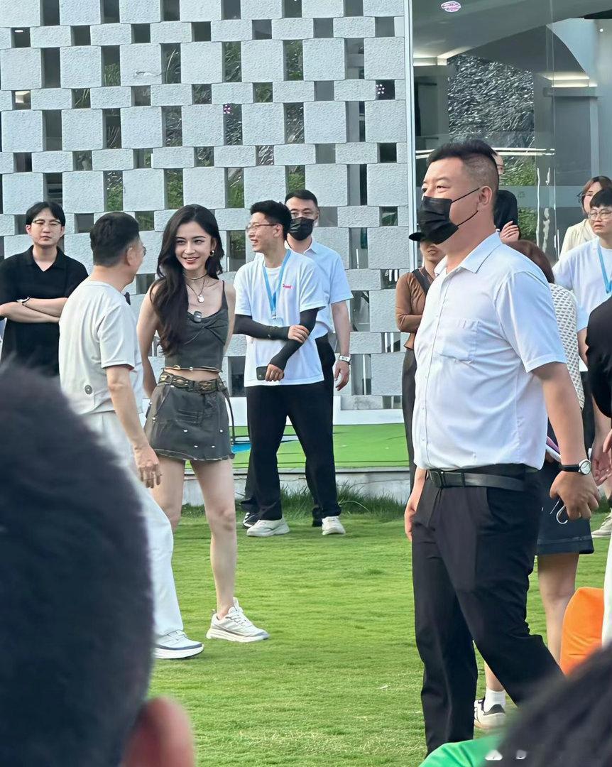 路人原相机抓拍，杨颖的生图状态真的能打
