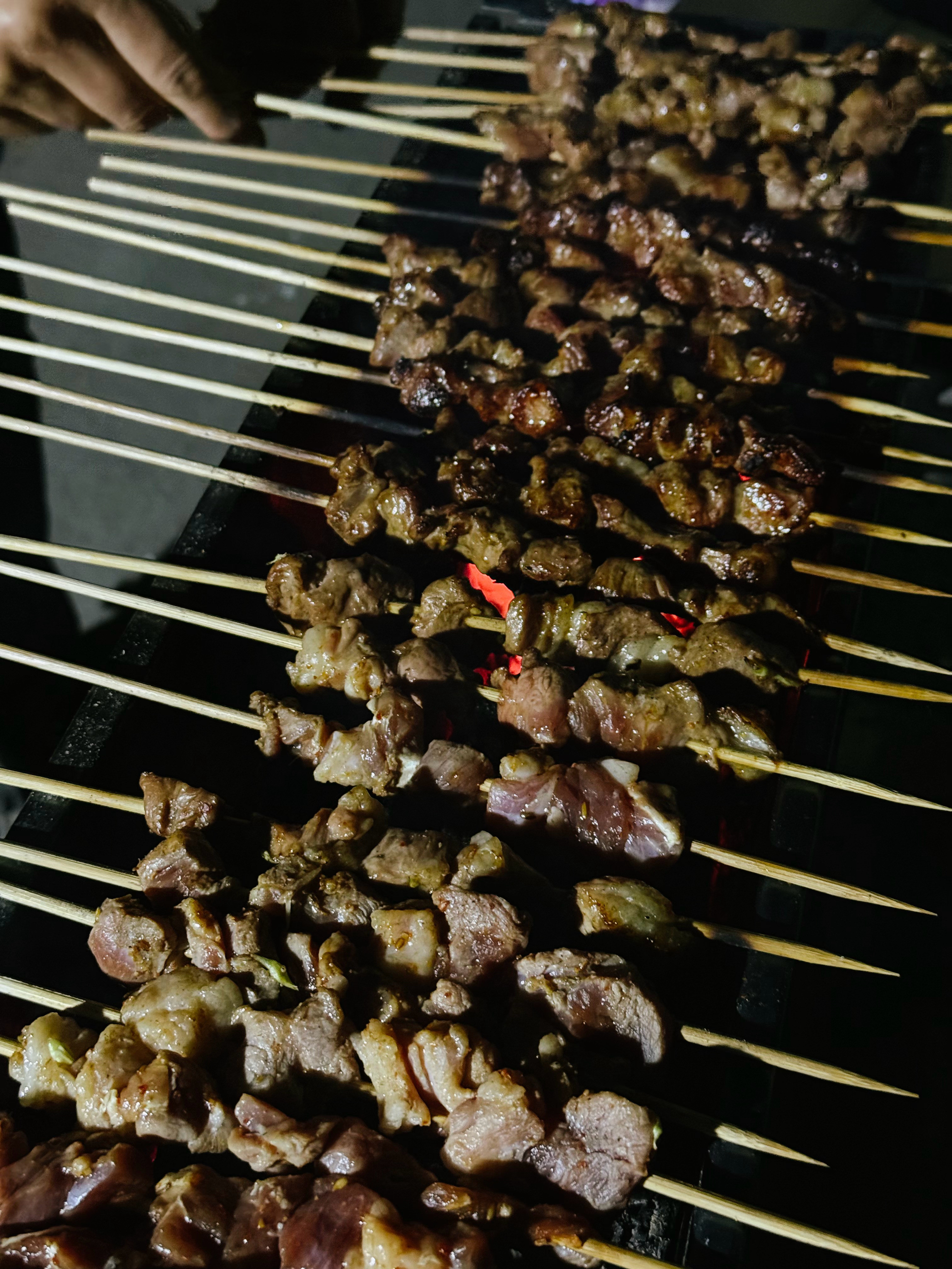 今天晚上户外烧烤局～～然后下雨了[裂开][裂开]​​​