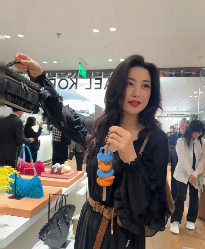 最近朱珠在出席MK新店开业仪式的时候搭配了一件黑色的纱裙，她穿这件衣服格外的优雅