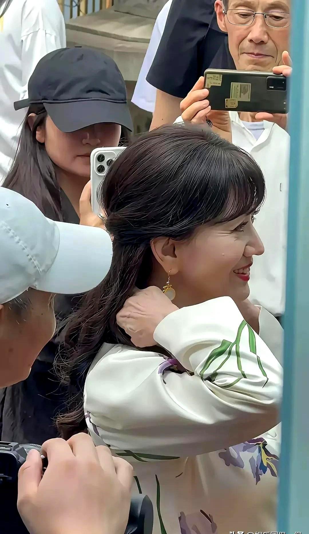 哪有什么不老女神呀！只是化妆和滤镜再加上美颜所呈现出的假象罢了。说真的，每次