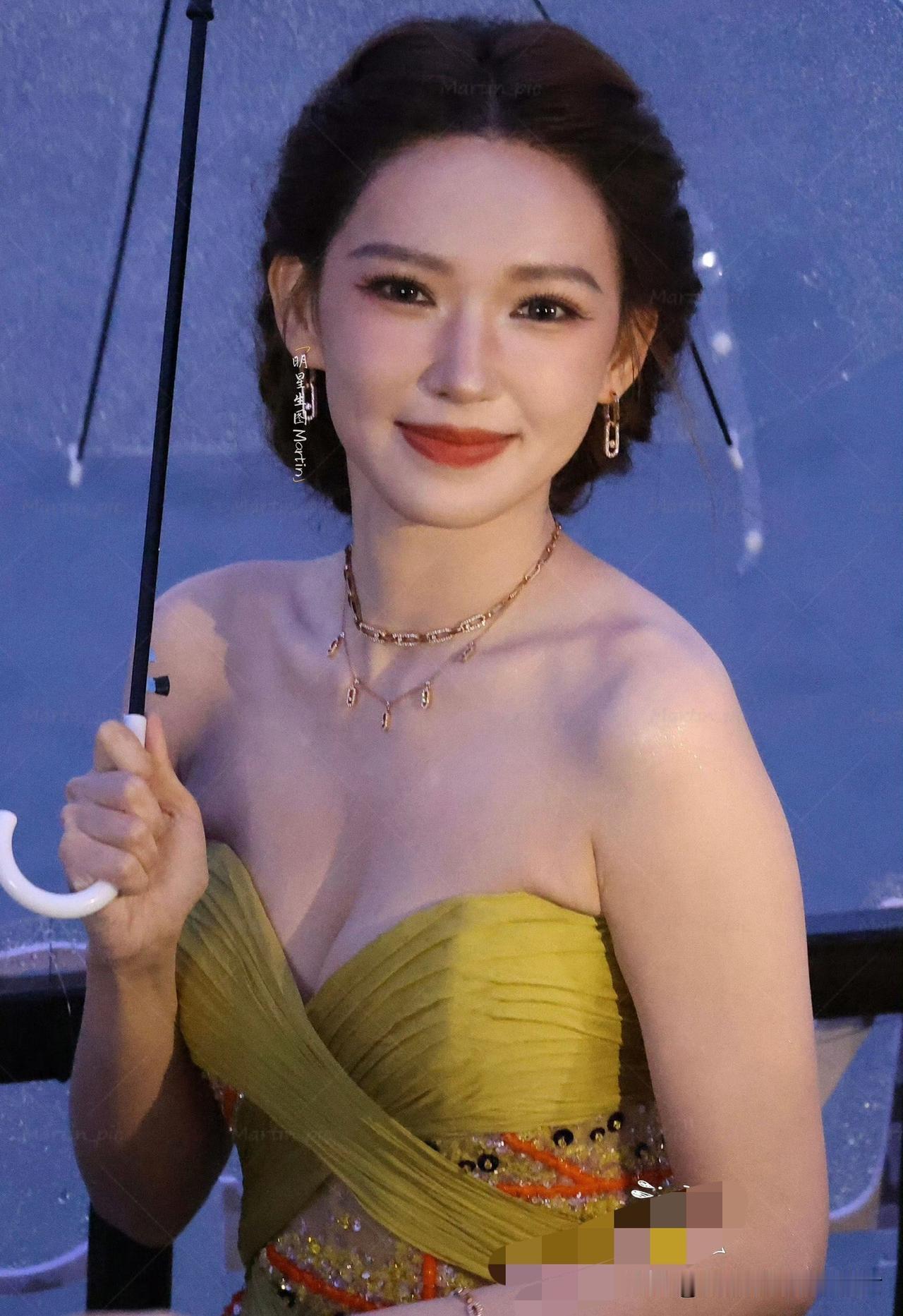 这一夜，被珠圆玉润的程潇惊艳，身材丰满有料，真的比“排骨身材”更有韵味！就在