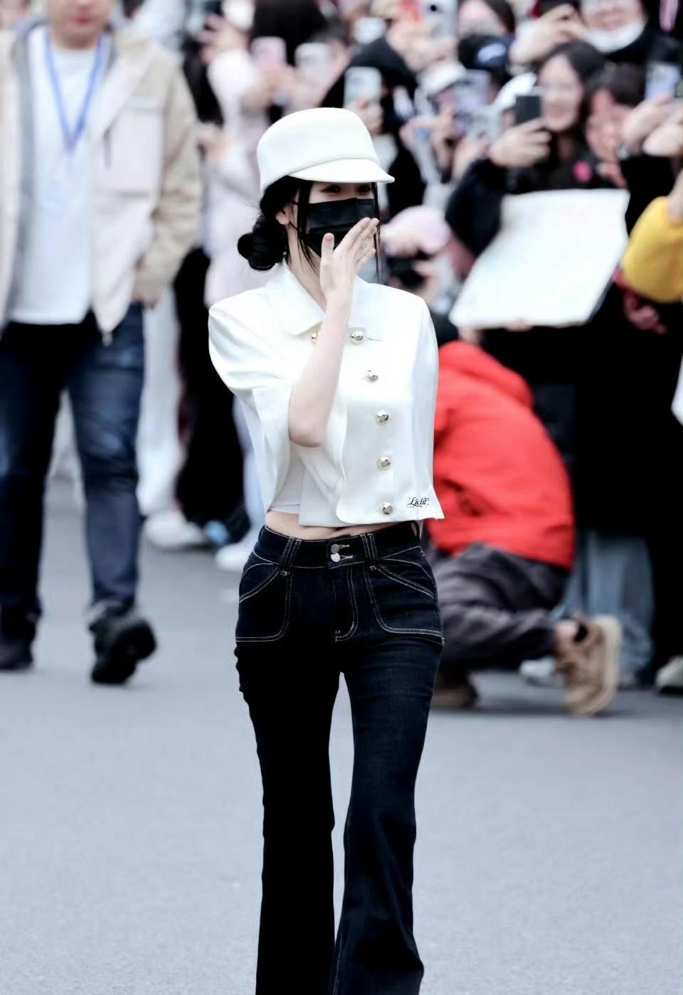 今天的小白帽跟小斗篷特别特别萌，老婆的腰臀比我吸吸吸，横店时装周结束了🔚好舍不