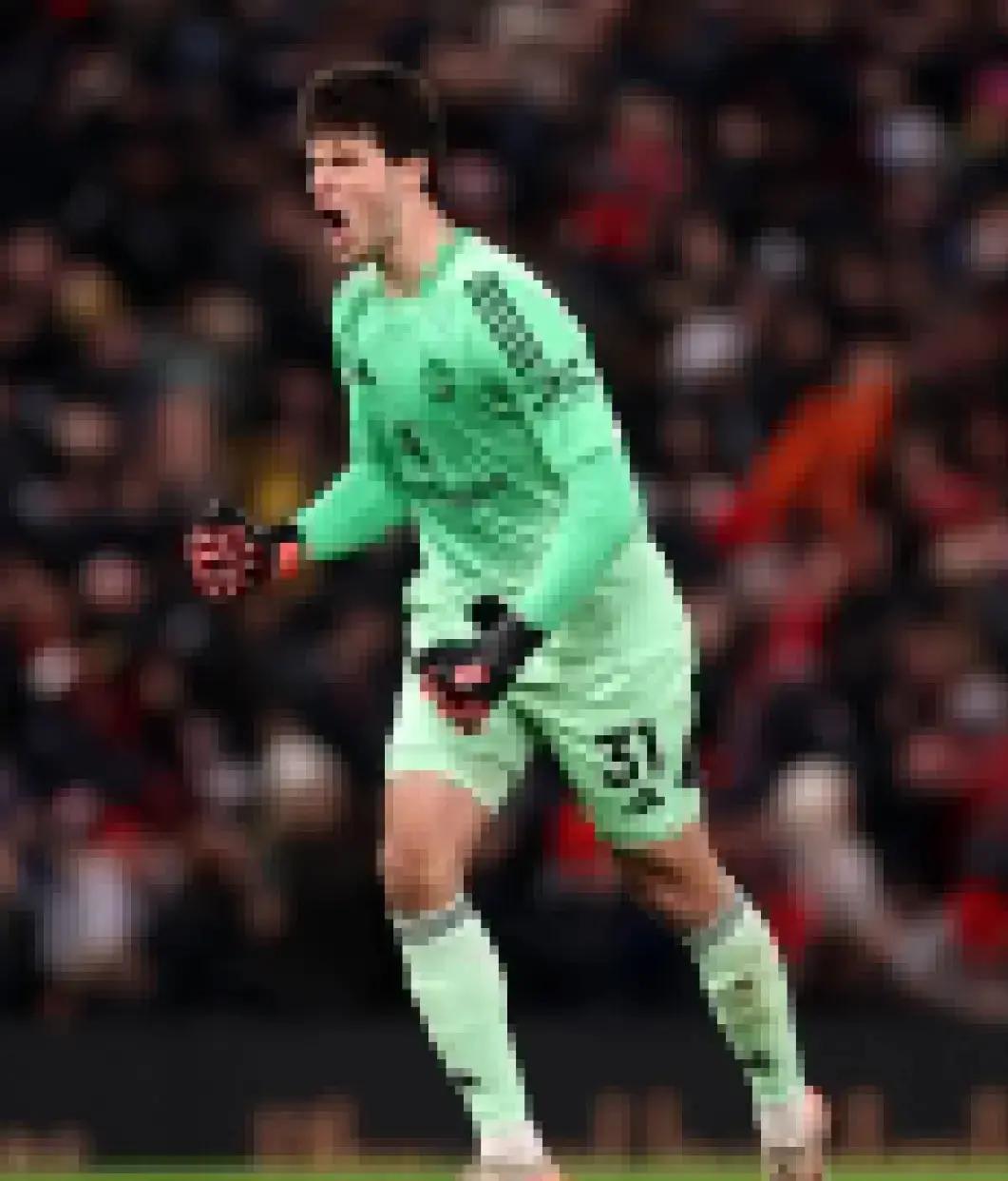 奥纳纳走人第3天曼联更衣室松了口气。季前赛丢球像漏勺，教练组连夜拍板：换门