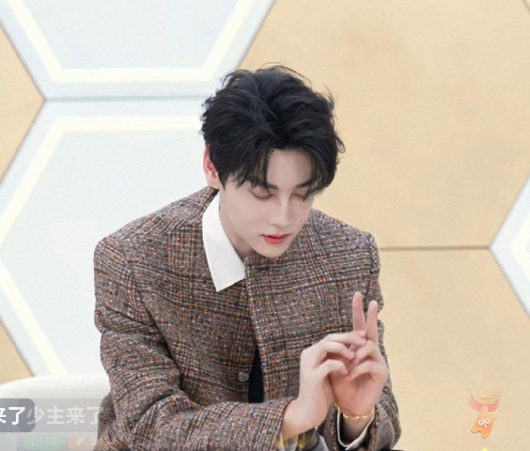 田栩宁直播田栩宁韩束品牌直播，生图帅的连手指都很苏品牌方好用心，