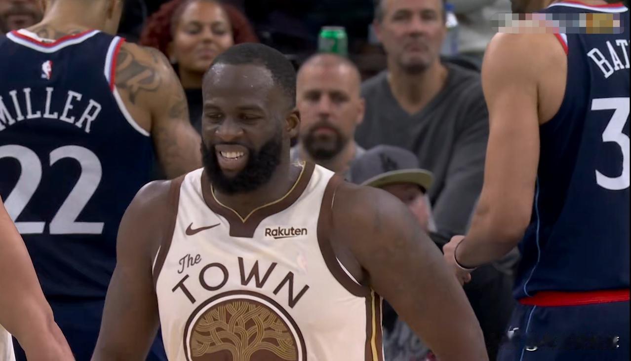 我强烈建议勇士立刻交易追梦格林！在今天勇士客场以102:103输给快船的比赛中，