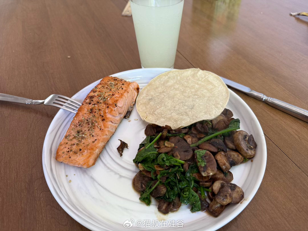 全天营养摄入情况：热量1655卡、蛋白质132克、脂肪87克、碳水84克。今日蛋