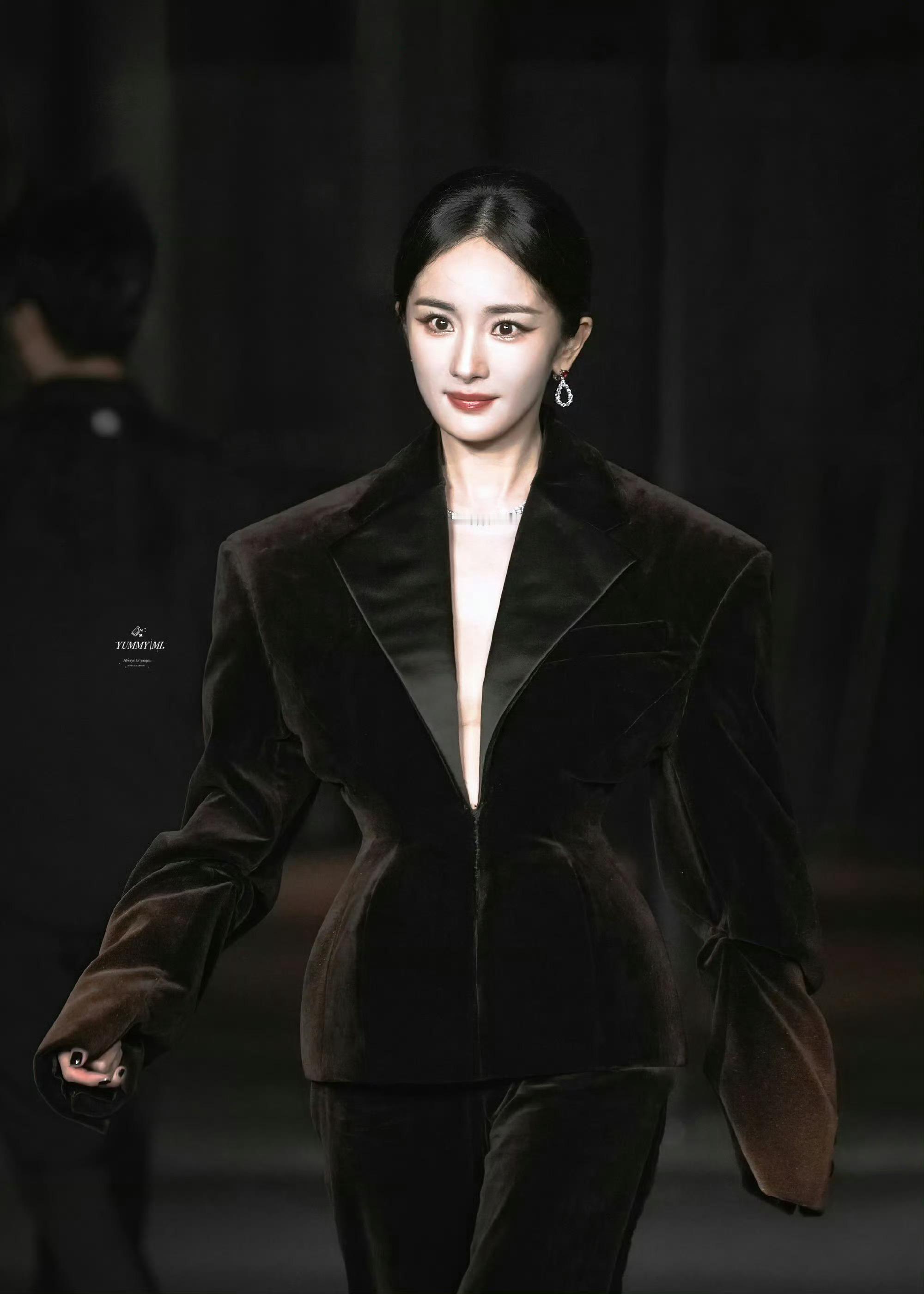 杨幂回顾，今晚可以看新鲜的幂神红毯啦🤩​​​