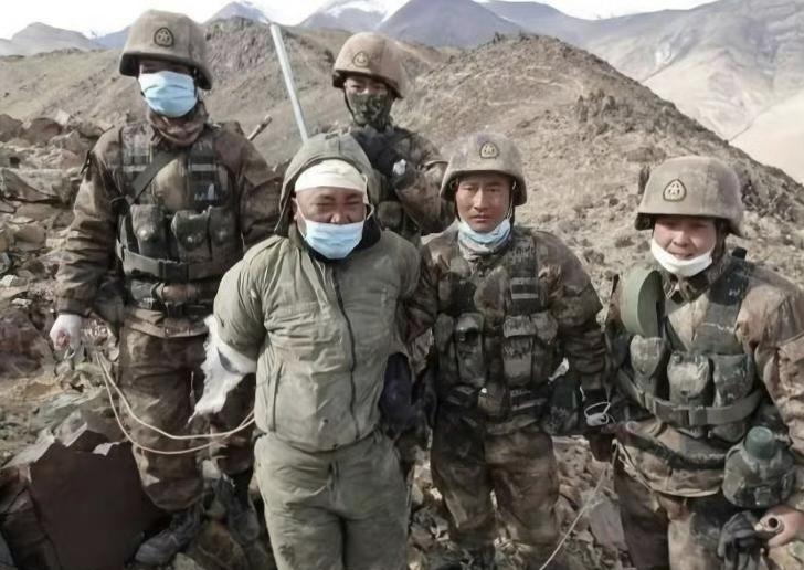 被俘印军穿的二手美军P棉防寒服，号称湿透仍保七成温度。​