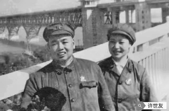 那是60年代末，南京长江大桥建设胜利竣工通车，参与组织指挥和带领部队支援桥梁建设