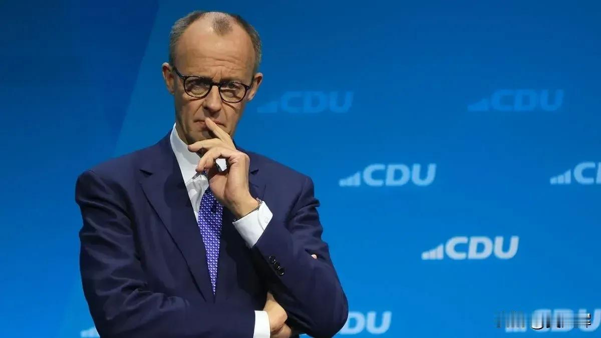 【胆大包天默茨竟敢嘲讽美国】当地时间4月27日，德国总理默茨在向北威州马斯贝