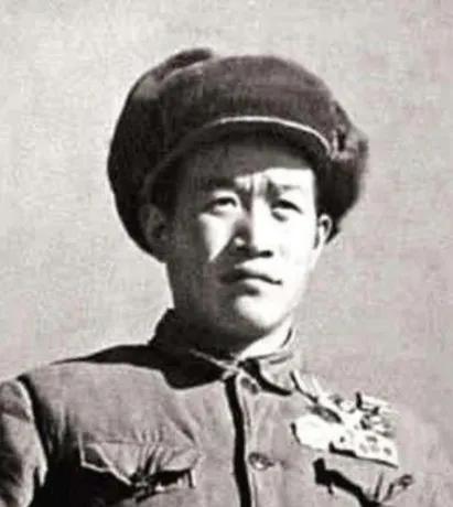 1964年，毛主席得知奇袭白虎团的英雄排长从朝鲜战场归来已11年，却依然只是副连