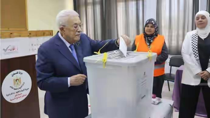 他自己又赢了自己了。4月26日，巴勒斯坦中央选举委员会宣布：由阿巴斯领导的