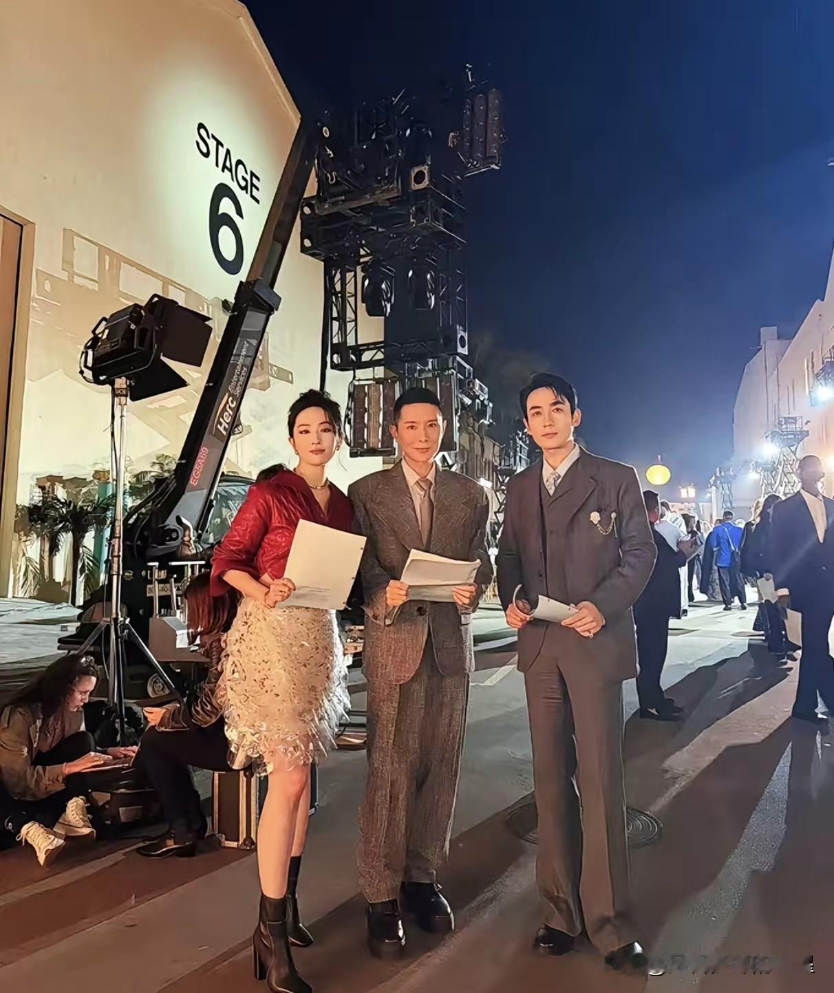 哇塞！这是什么神仙同框？刘亦菲和朱一龙居然在洛杉矶同场了！刘冲晒出三人合影，