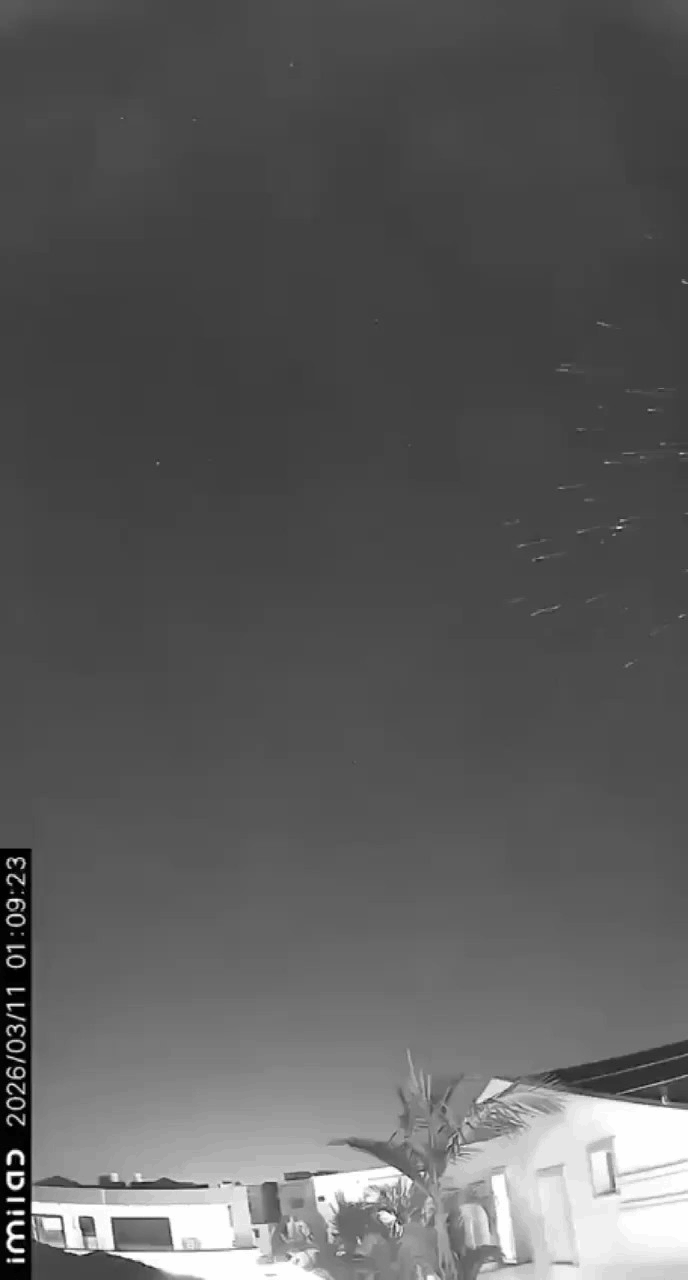 🇮🇱🇮🇷一段极具致命之美的视频。昨夜，一枚伊朗“霍拉姆沙赫尔-4”（Kh