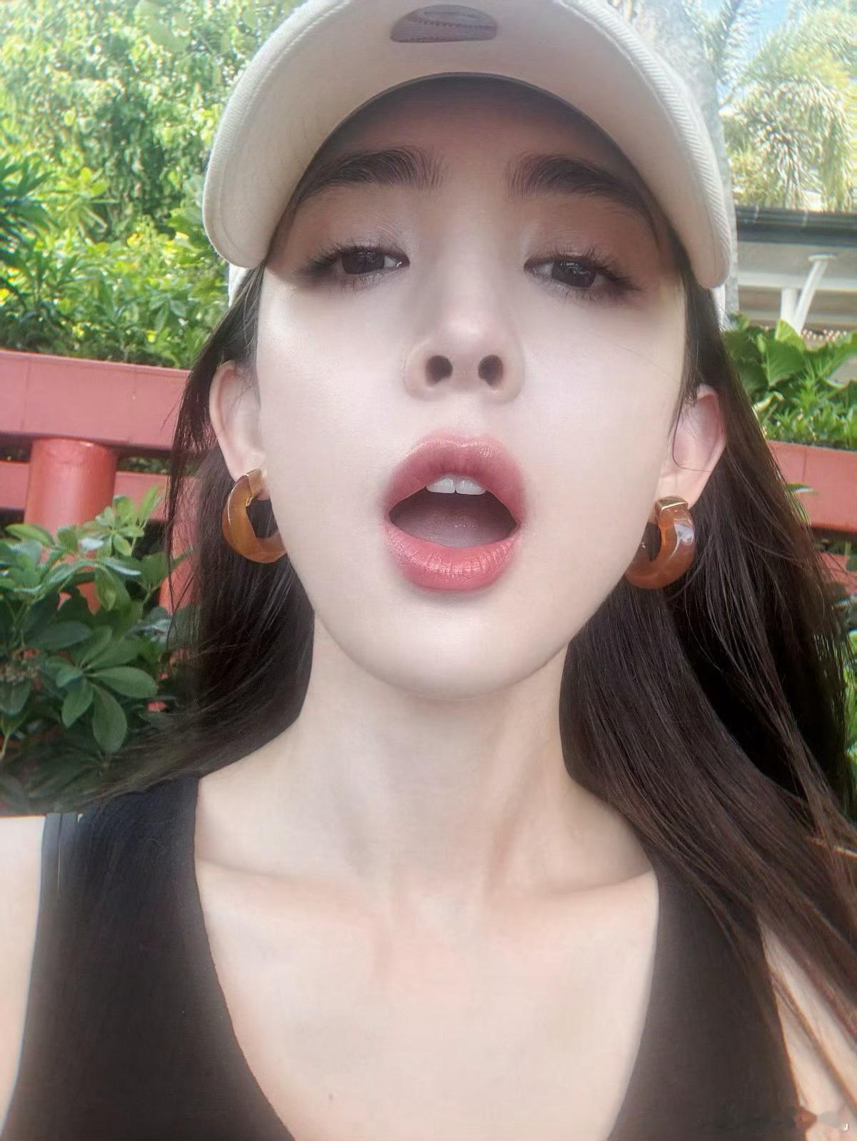 娜扎张嘴自拍💋