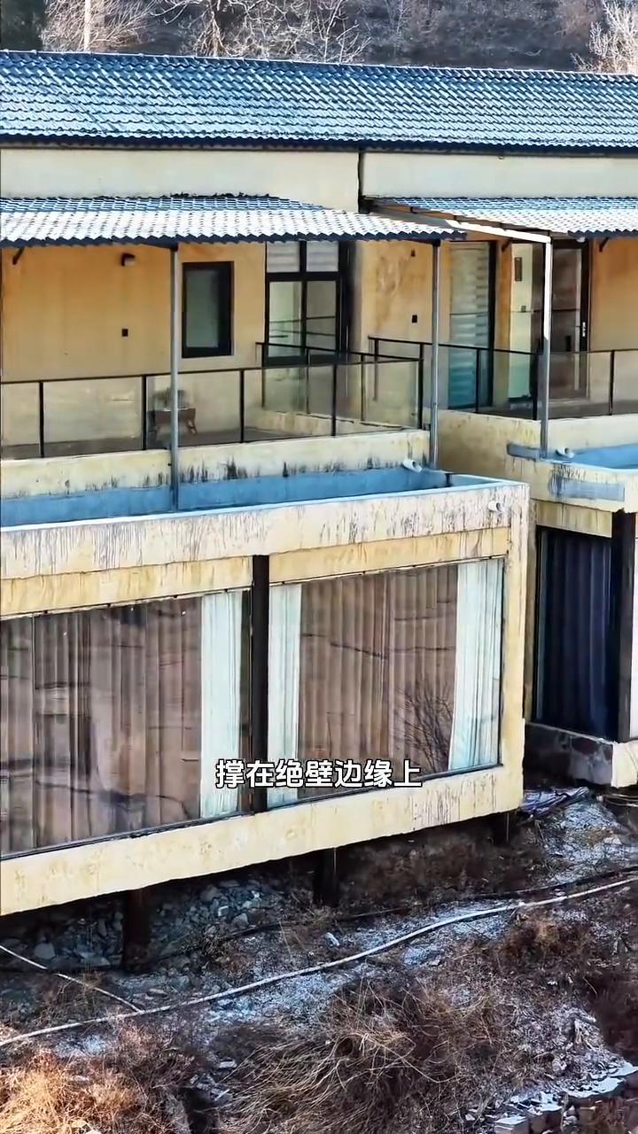 悬崖边建房屋。太行山的这户人家让人无法理解，平地上不建房却偏偏把房子建在悬崖上
