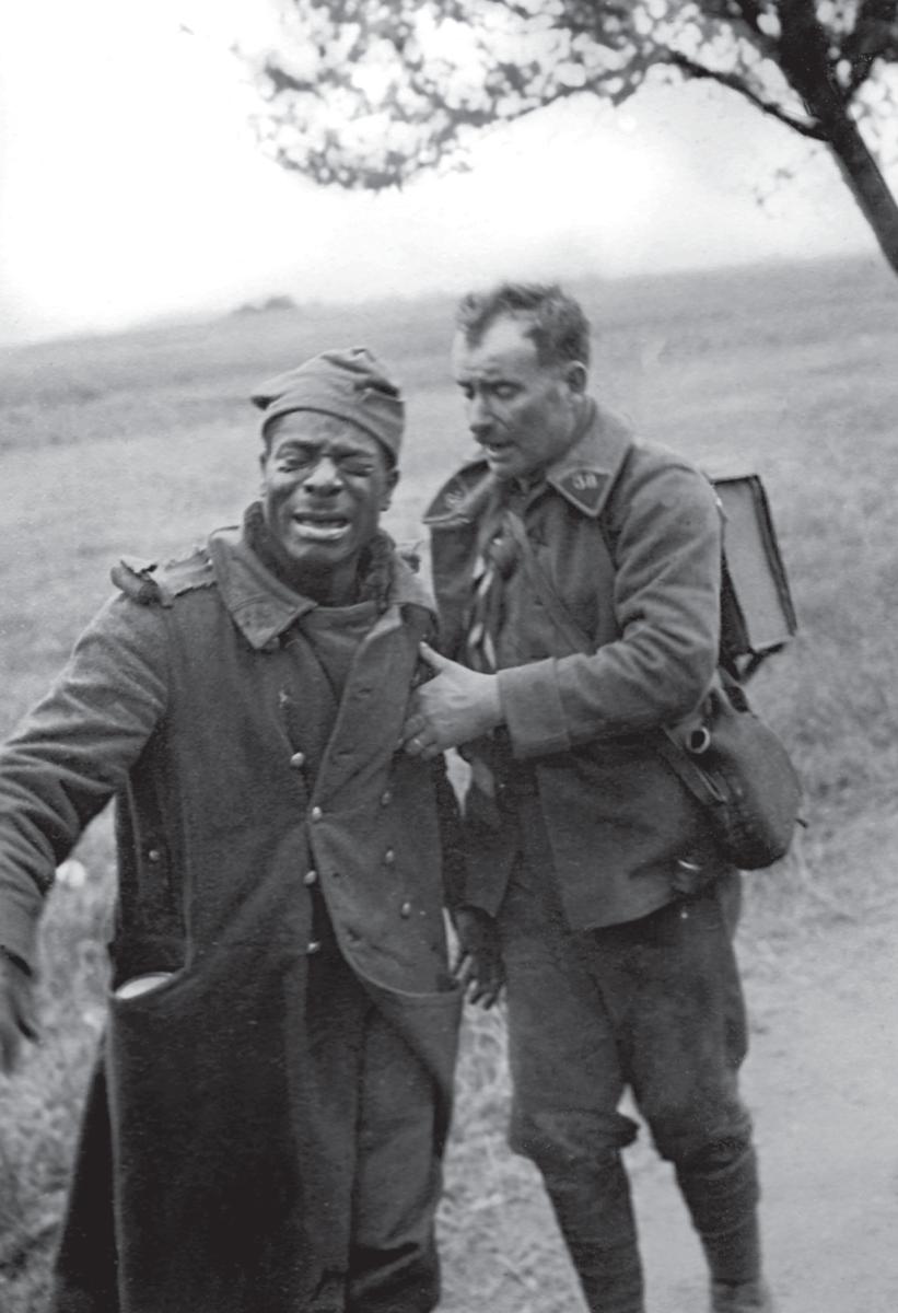 1940年5月，两名法国士兵在里尔附近被德军俘虏。照片中，一位衣领上印有“38