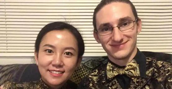 “你应该滚回中国去！”“别用亚洲人的脏习惯喂我的孩子！”2019年这是美国男人对