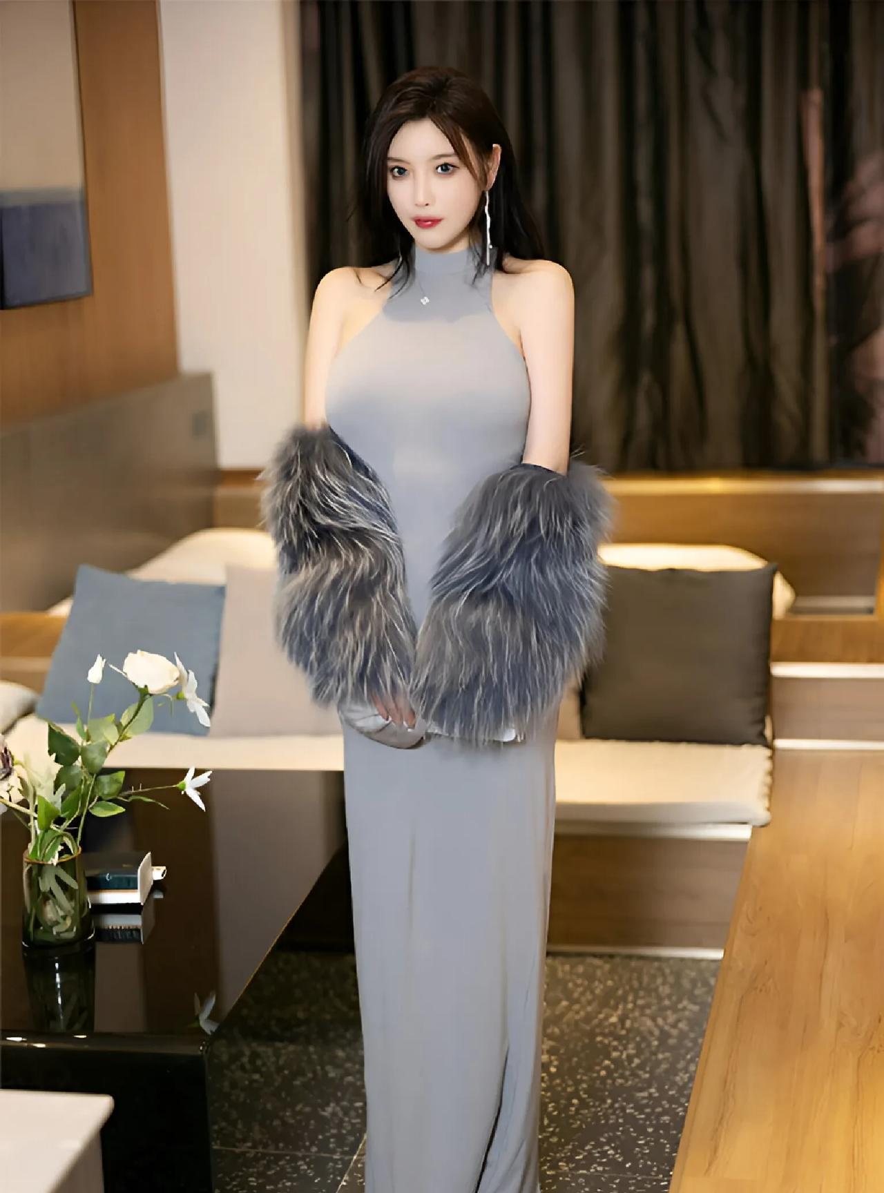 杨晨晨居家风大片：贴身材长裙与毛绒披肩的反差魅力