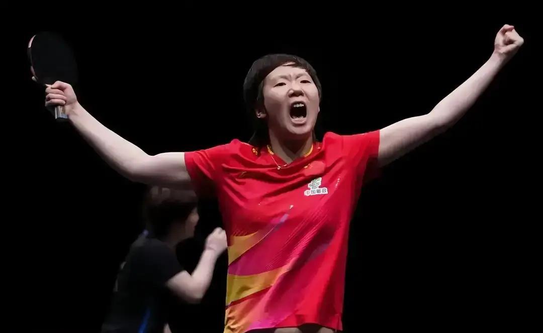 王曼昱昨晚又把冠军抱回家，干净利落。全运会肩膀报废，她直接退赛，没哭惨，闷